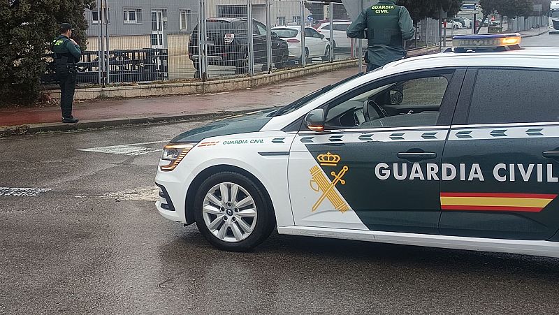 Dos agentes de la Guardía Civil junto a un vehículo