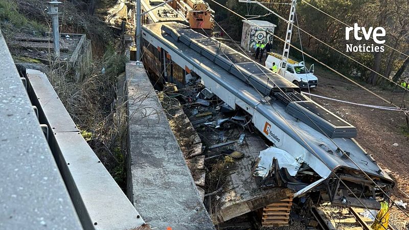 El mur de contenció de l'AP-7 incrustat a l'interior del tren sinistrat a Gelida