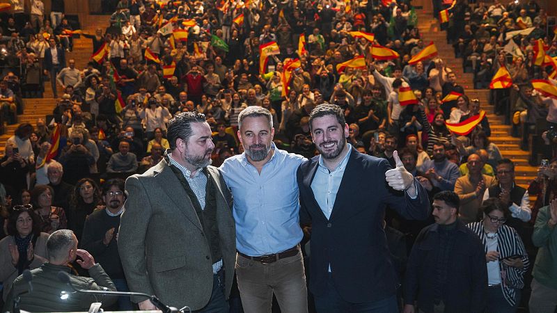 El presidente de Vox, Santiago Abascal; el candidato a la presidencia de Aragón, Alejandro Nolasco; y el cabeza de lista por Huesca, David Arranz.