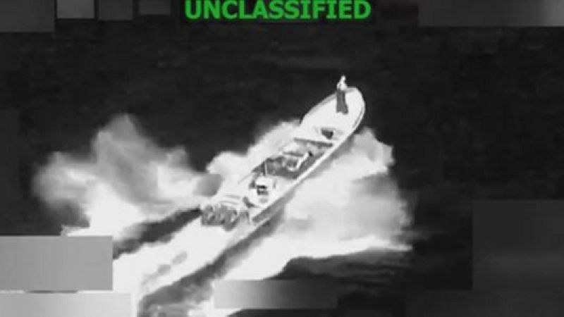 Captura de un video difundido en la cuenta en X @Southcom de un bote que fue destruido este viernes en el Pacífico oriental.