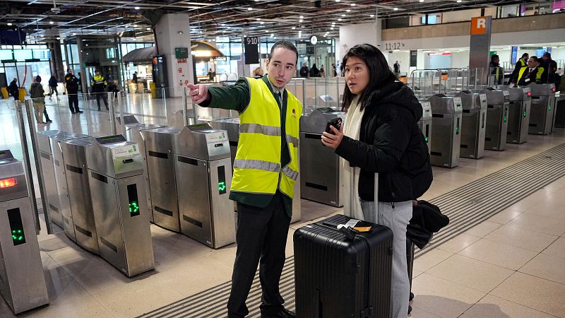 Els informadors confirmen als usuaris de Rodalies la suspensió de la majoria dels trajectes a l'estació de Sants