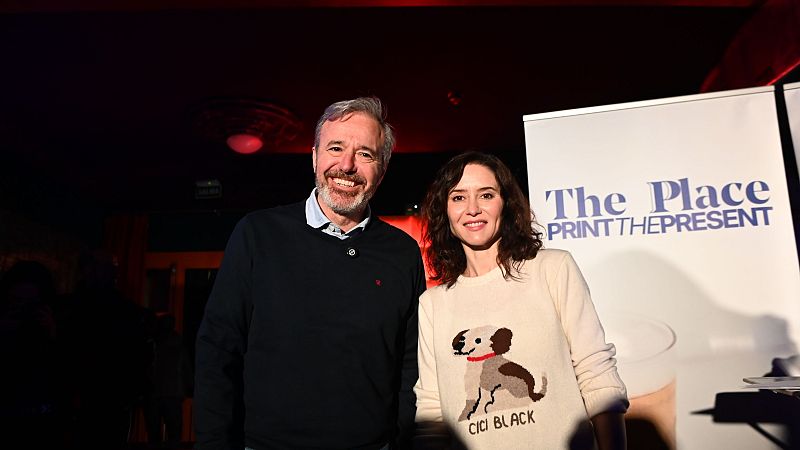 La presidenta de la Comunidad de Madrid, Isabel Díaz Ayuso, y el candidato a la reelección en Aragón, Jorge Azcón, en un encuentro con jóvenes en una discoteca en Zaragoza.