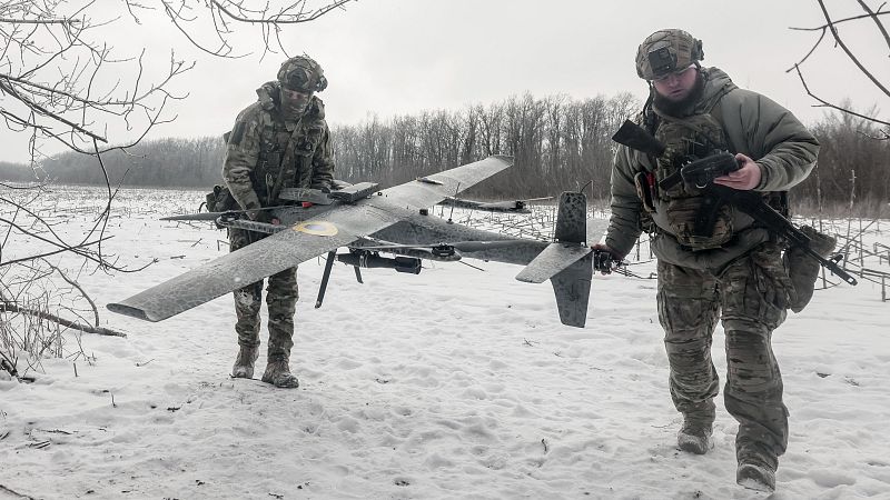 Soldados ucranianos se preparan para lanzar un dron de reconocimiento en la región de Donetsk