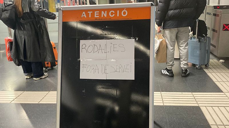 Un rètol fet a mà i enganxat sobre una pissarra indica que no hi ha servei ferroviari a Rodalies