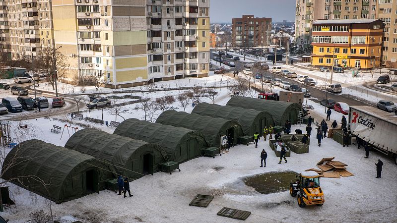Tiendas de campaña en Kiev que funcionan como refugios de calor para los residentes afectados por los cortes de energía
