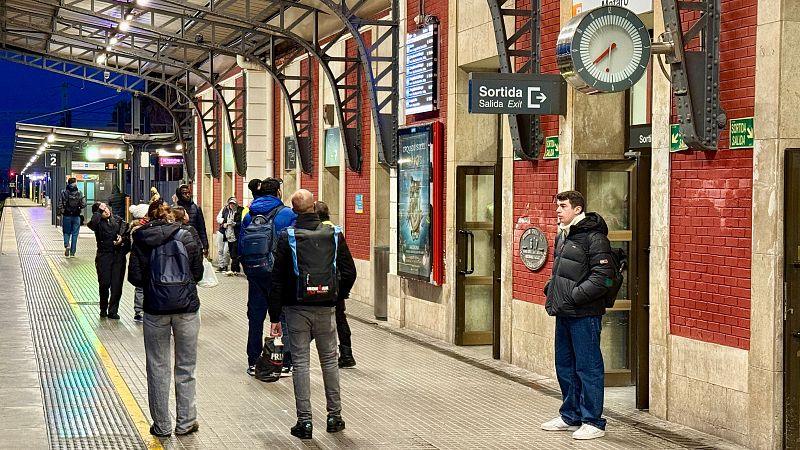 L'estació de Rodalies de Mataró, amb usuàris esperant trens que no circulen. (ACN | Jordi Pujolar)