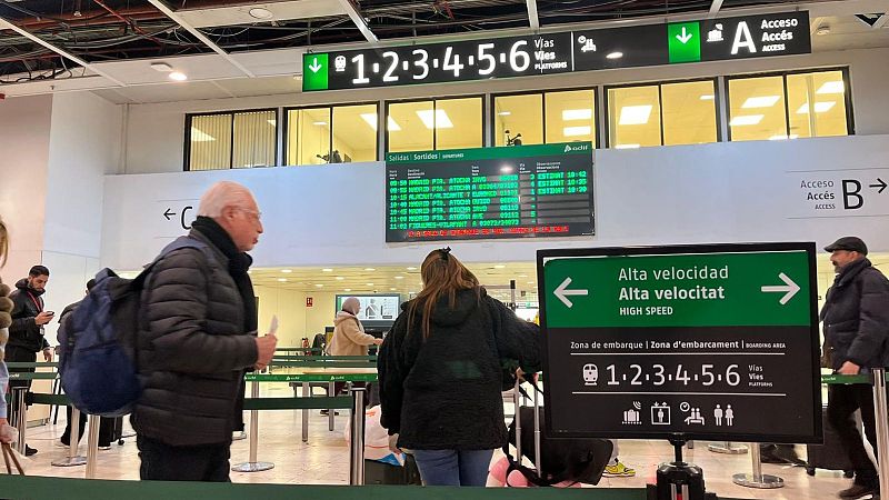 Viajeros acceden al control de equipajes en la estación de tren de Sants (Barcelona)
