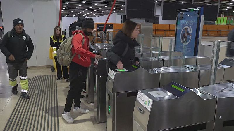 Usuaris de Rodalies a l'estació de Sants