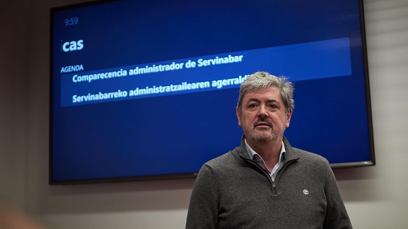 El propietario de Servinabar, Joseba Antxon Alonso, comparece ante la comisión de investigación del Parlamento de Navarra.