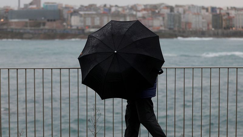 Un hombre caminaba este martes por el paseo marítimo de A Coruña