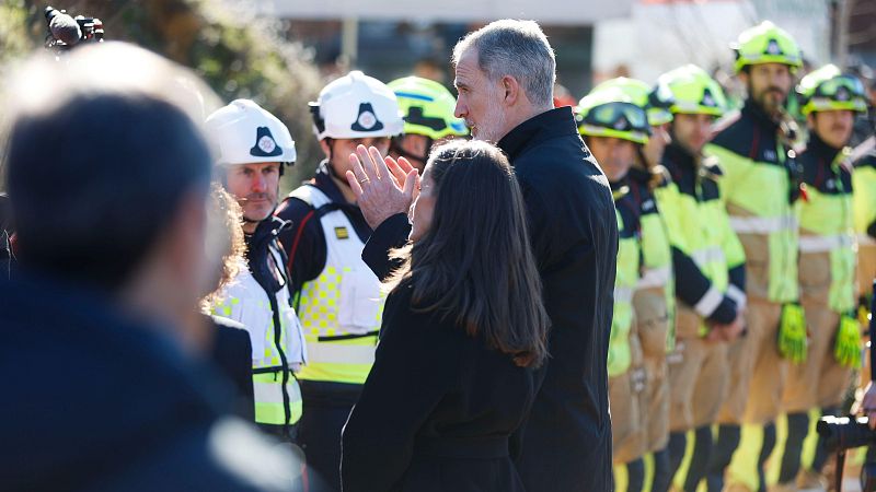 SS.MM. los Reyes durante su visita al lugar del accidente