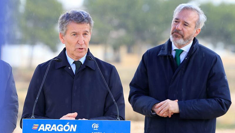 El presidente del Partido Popular, Alberto Núñez Feijóo, y el candidato Jorge Azcón realizan declaraciones a la prensa a su llegada a un acto de la campaña de las elecciones del 8 de febrero en Aragón, este miércoles en Figueruelas.