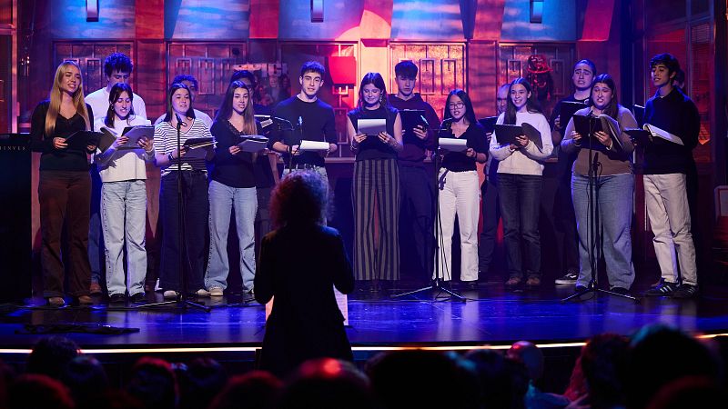 El coro de 'Los domingos' canta 'Aitormena' en 'La Revuelta' 28/01/26