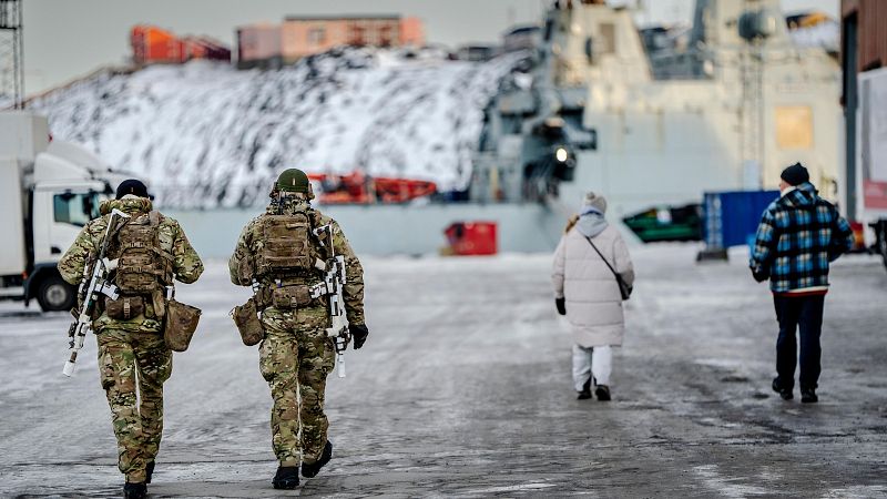Soldados en el puerto de Nuuk, Groenlandia
