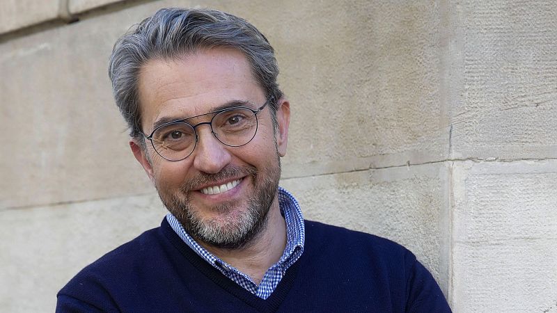 Máximo Huerta nos propone un viaje por la memoria y los secretos familiares en 'Mamá está dormida'.