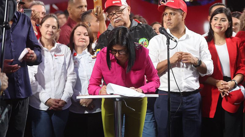 Delcy Rodríguez firma la reforma de la Ley de Hidrocarburos que permite la privatización del sector petrolero en Venezuela
