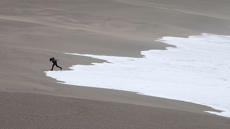 Un niño juega este jueves en la playa del Orzán de A Coruña