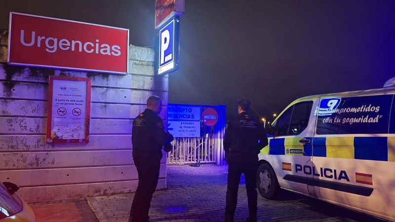 Los dos policías de Alcorcón que han salvado a un bebé de 18 meses, en las urgencias del hospital.