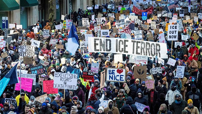 Manifestantes protestan contra el ICE en Mineápolis durante el 'Nationwide Shutdown', cierre nacional.