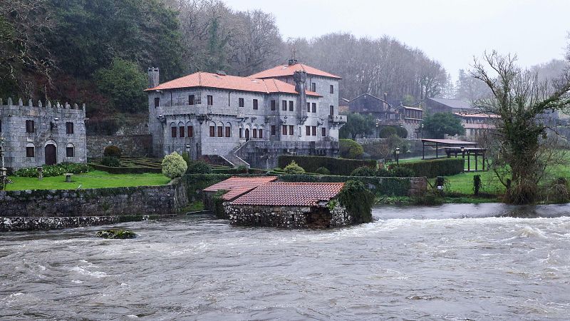 El rio Tambre a su paso por la localidad de Ponte Maceira, A Coruña, este viernes.