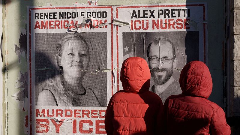 Unos niños observan carteles en homenaje a Alex Pretti y Renee Nicole Good, ambos abatidos por agentes federales de inmigración el pasado mes de enero