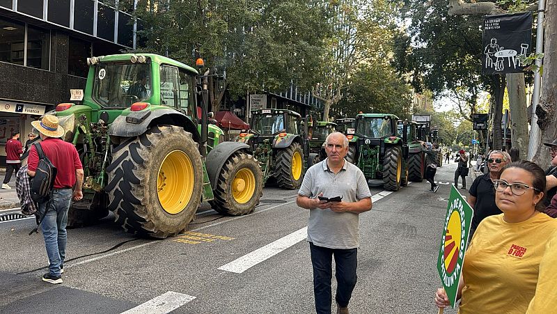 Manifestants amb els tractors pel centre de Barcelona