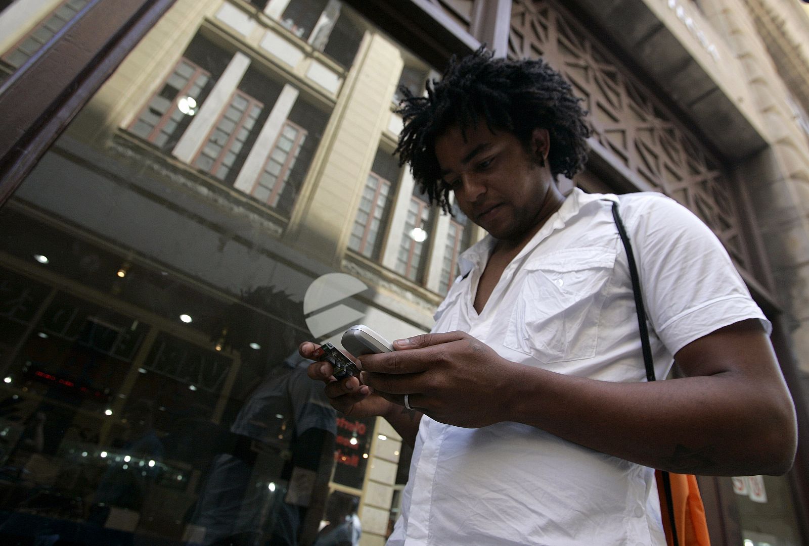 Un hombre usa un teléfono móvil en La Habana.