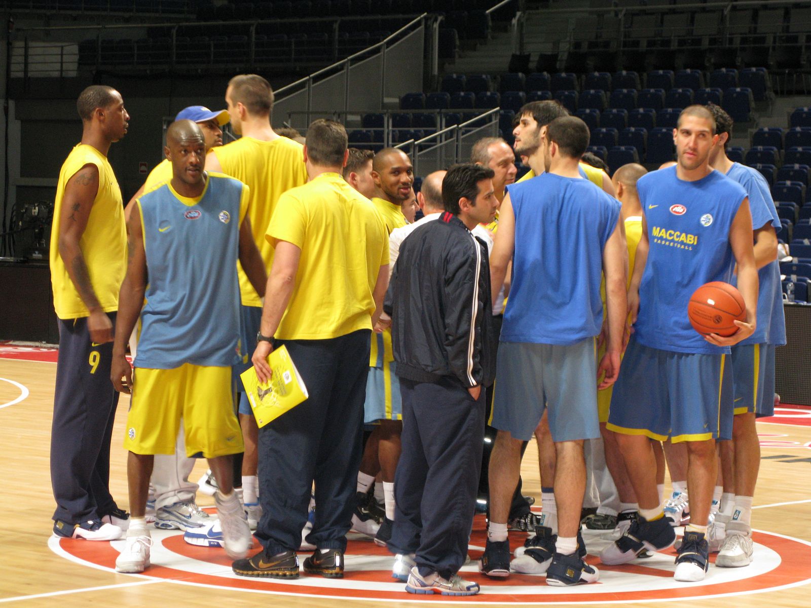 El equipo del Maccabi se concentra ante su técnico Zvi Sherf