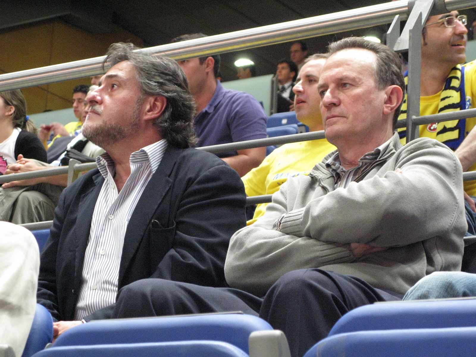Pepu observa junto a Aíto García Reneses el partido entre el Tau y el CSKA en las semifinales de la Final Four.
