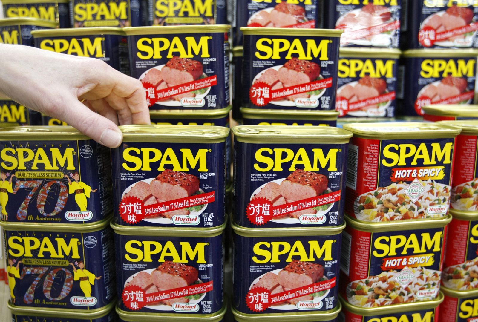 Latas de carne marca 'Spam' en las estanterías de un supermercado. Se relaciona esta marca con el nombre con que se conoce el correo basura a través de internet.