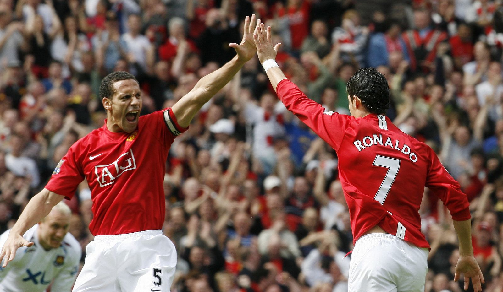 Rio Ferdinand y Crisitano Ronaldo celebran uno de los cuatro goles marcados ante el Wet Ham