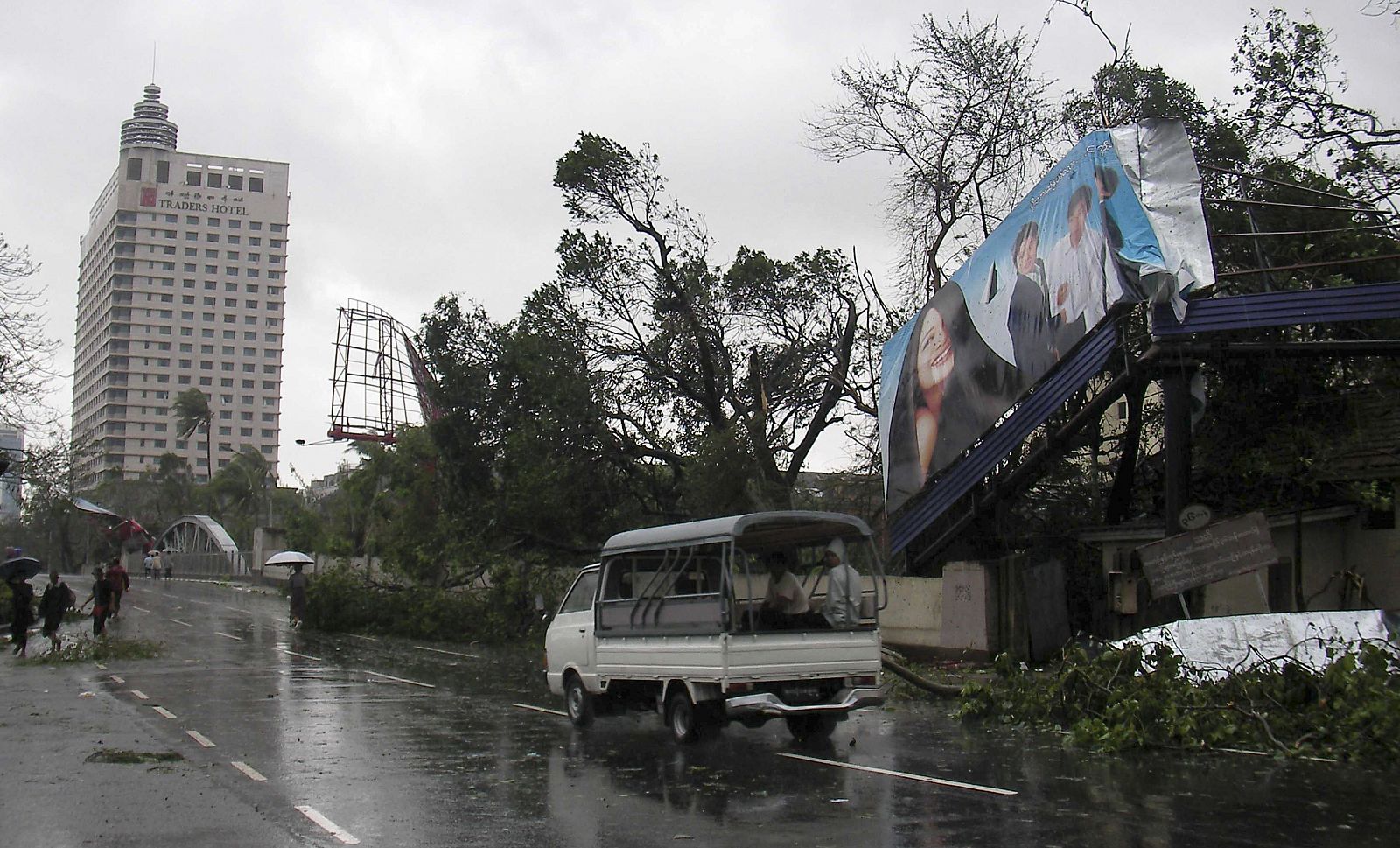 El ciclón 'Nargis' ha provocado numerosos destrozos como vallas y árboles caídos en el centro de Rangún, la capital de Birmania. El Estado ha declarado el estado de emergencia en cinco regiones y el ciclón ya ha causado la muerte de al menos cuatro p