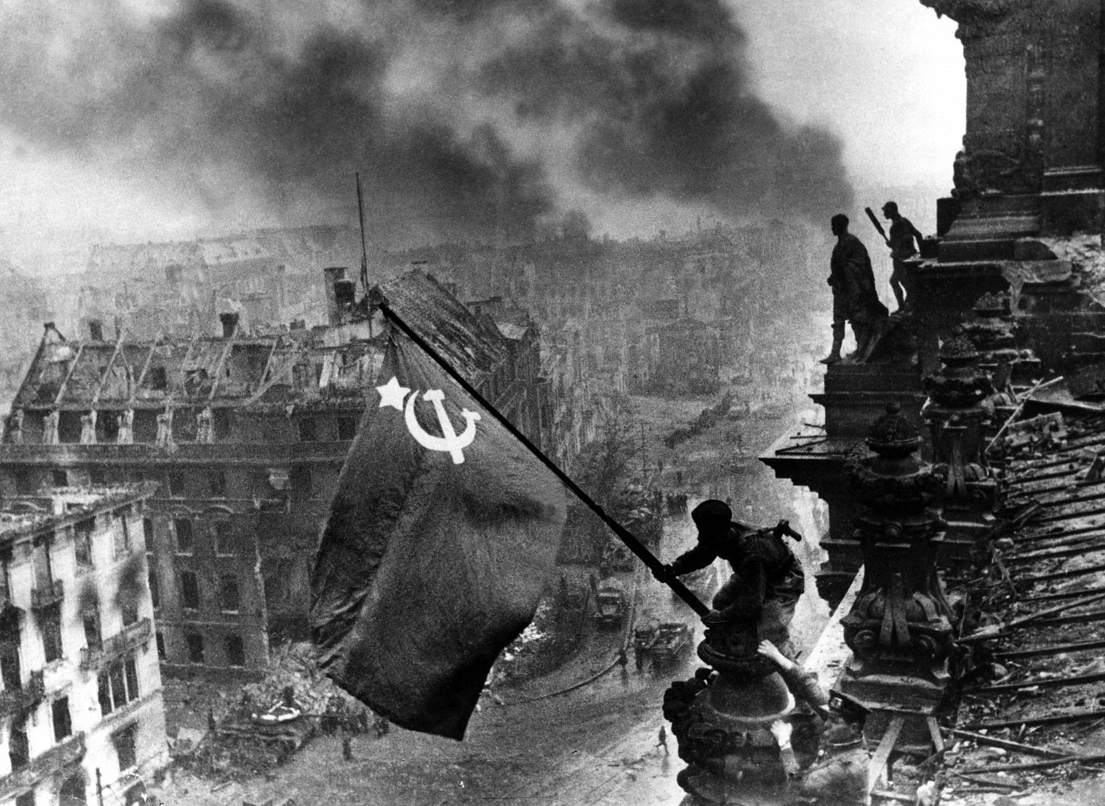 Esta histórica foto, supuestamente tomada el 2 de mayo de 1945, fue retocada por el fotografo ruso Jewgeny Chaldej.