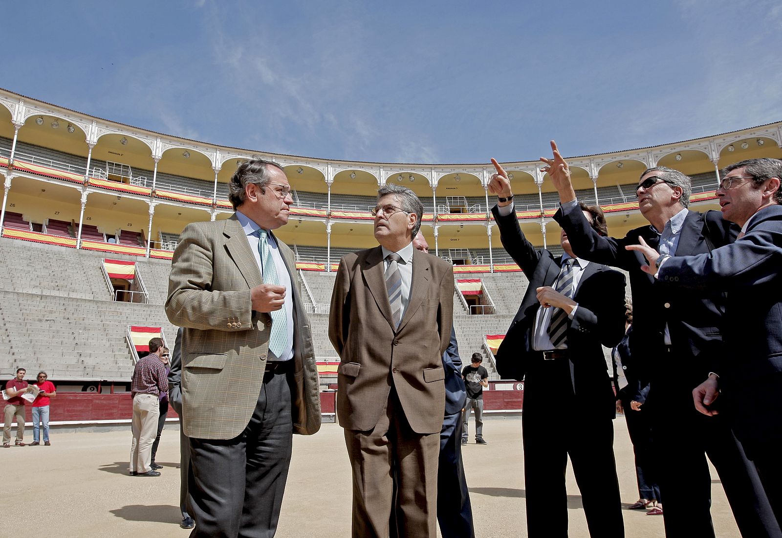 El director general de la Federación Española de Tenis, Albert Riba (segundo por la derecha), ha visitado la plaza de toros de Las Ventas, en Madrid, una de las candidatas para albergar la eliminatoria de semifinales de la Copa Davis entre España y E