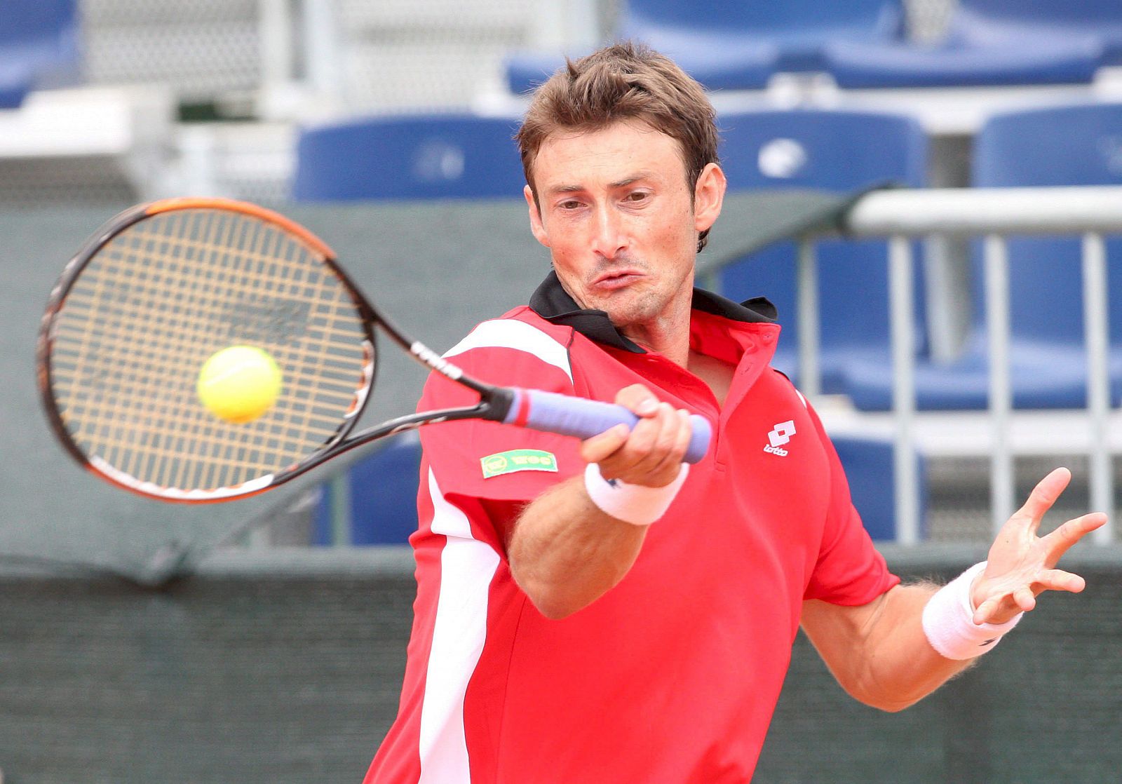 Juan Carlos Ferrero devuelve la pelota al alemán Nicolas Kiefer al que ha vencido por 6-7 (5/7), 6-3, 6-4.