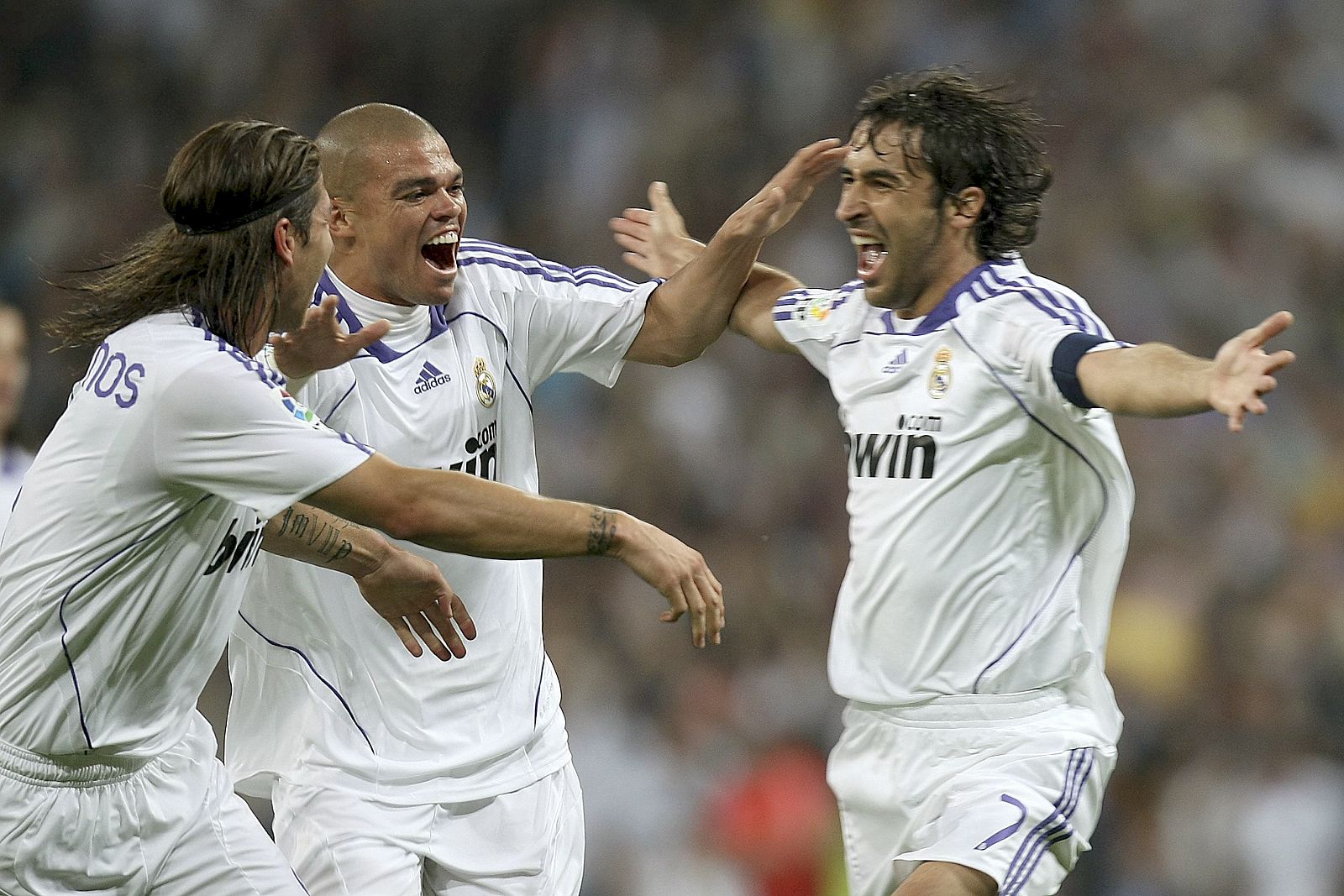 Los jugadores del Real Madrid  celebran el primer gol del equipo blanco, anotado por Raúl.