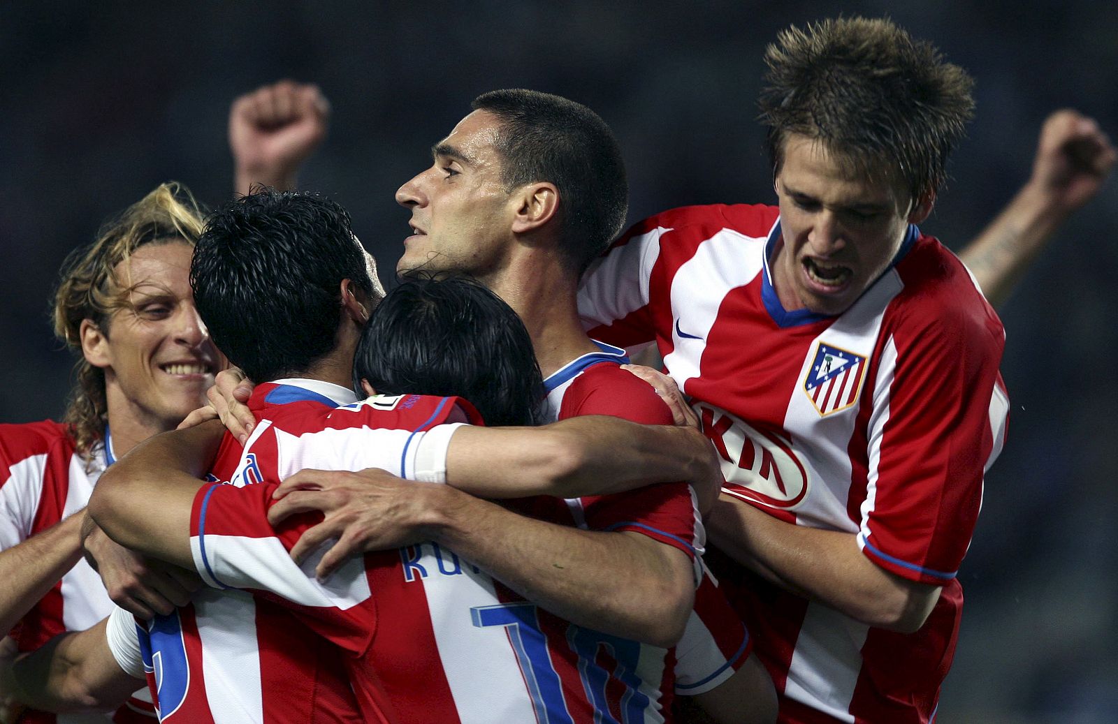 Los jugadores del Atlético de Madrid, abrazan al "Kun" Aguero, tras marcar el primer gol de su equipo.