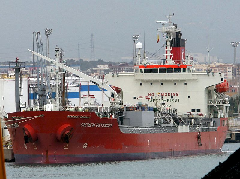El agua llega a Barcelona en barco