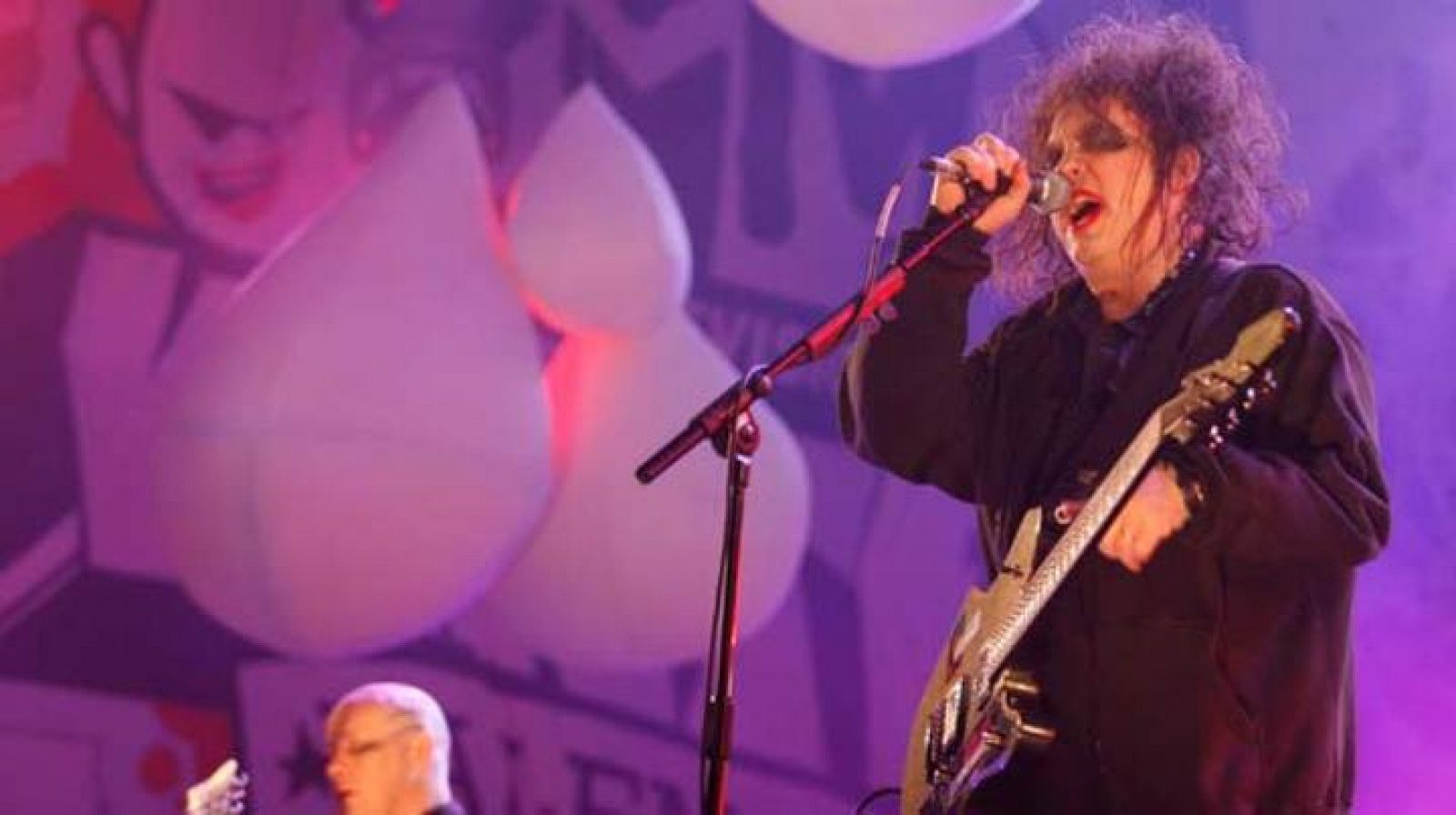 Robert Smith canta con 'The Cure'.