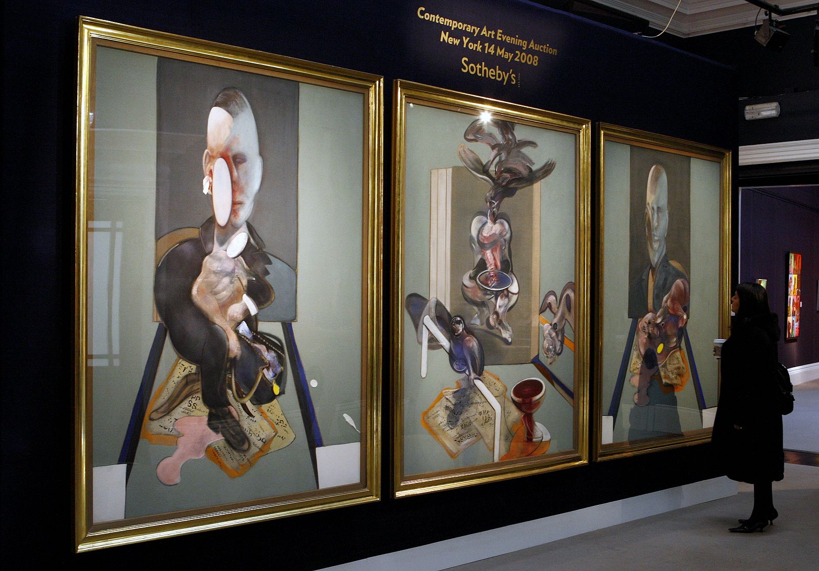 Una mujer observa 'Triptych 1976' de Francis Bacon