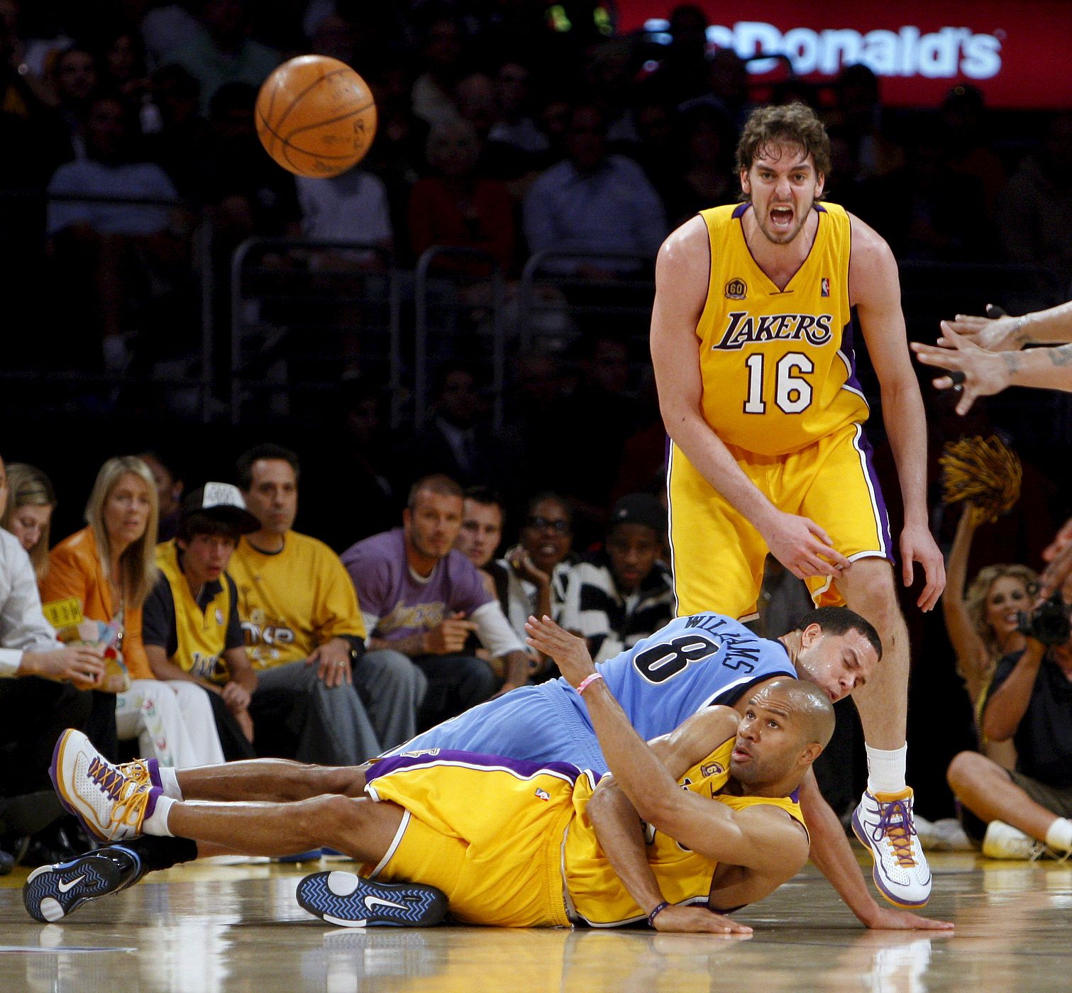 Los Lakers se colocan a una victoria de la final de la Conferencia