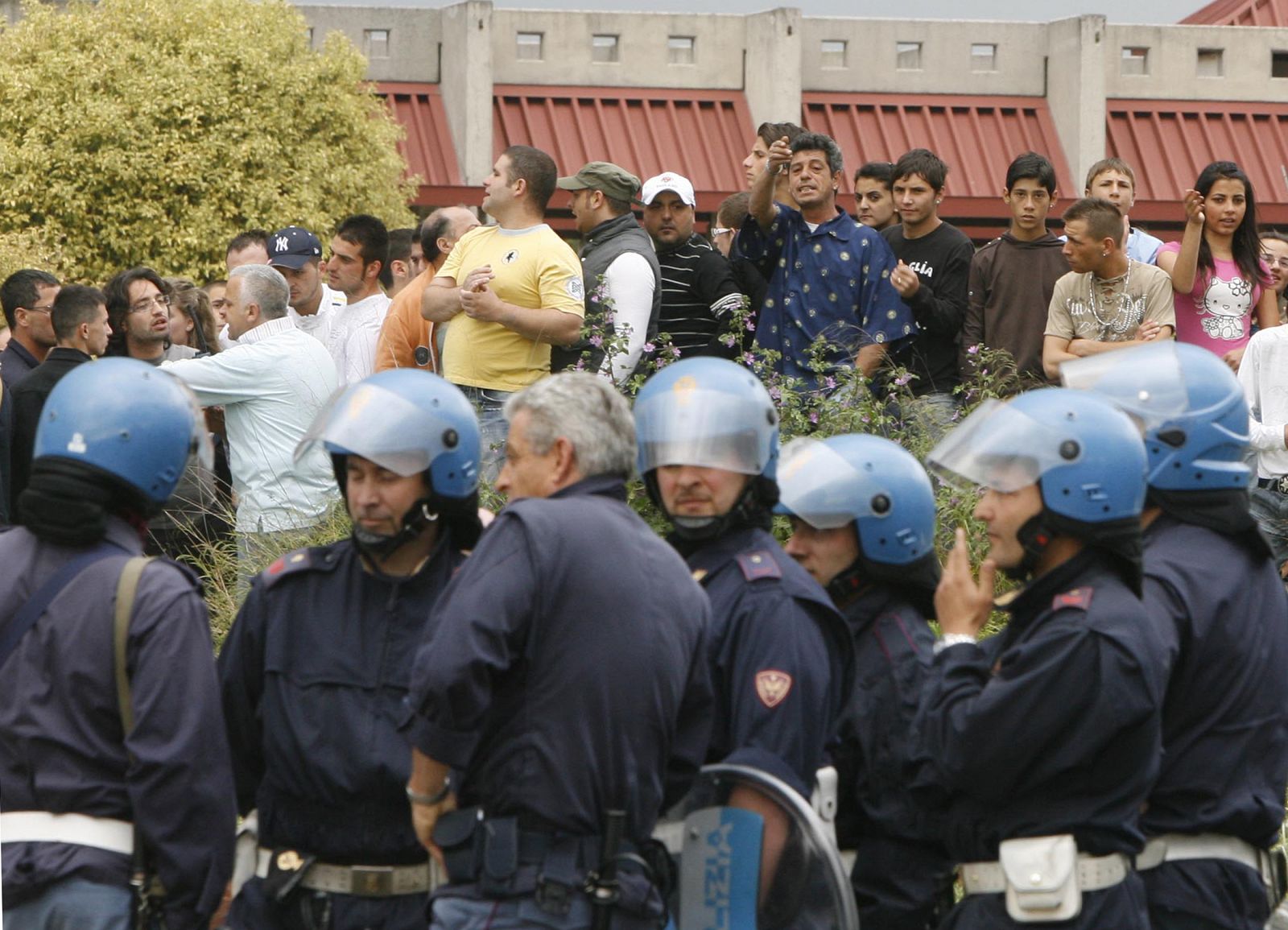 La policía napolitana protege los campamentos gitanos de Nápoles