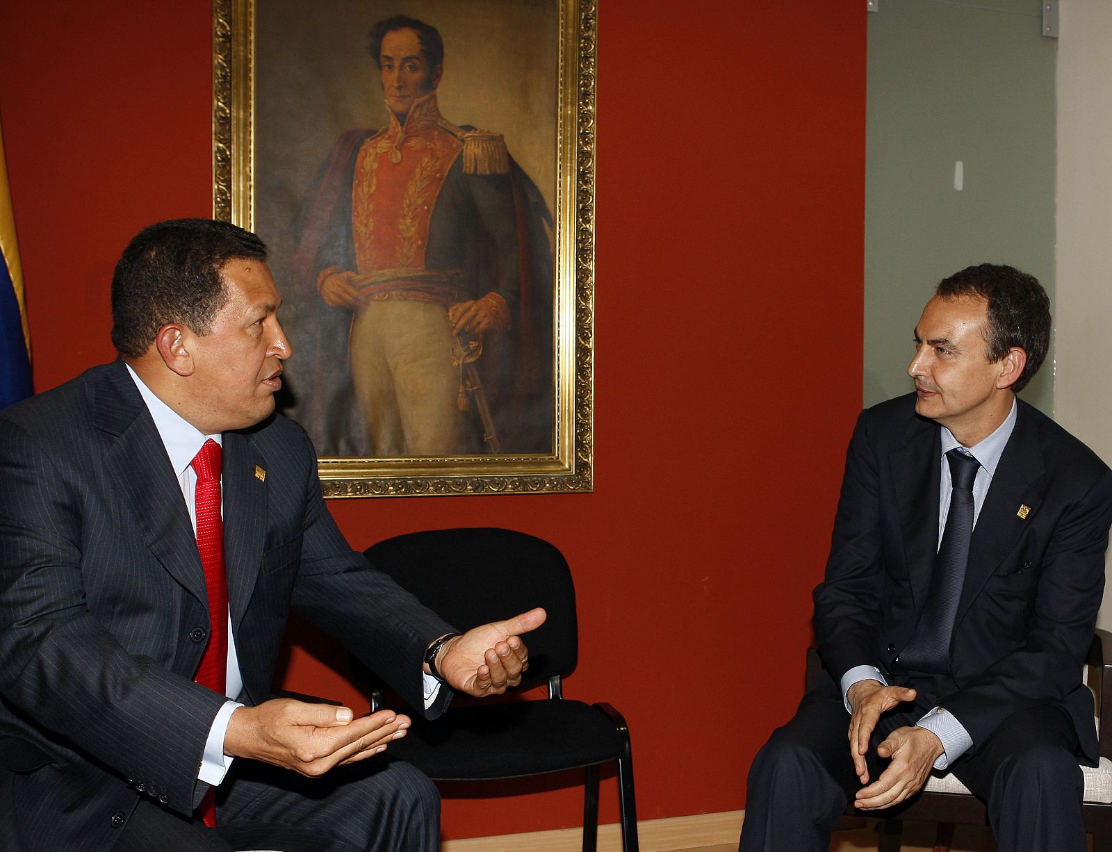 El jefe del Gobierno español, José Luis Rodríguez Zapatero, conversa con el presidente de Venezuela, Hugo Chávez, en el encuentro mantenido durante la Cumbre de Lima.