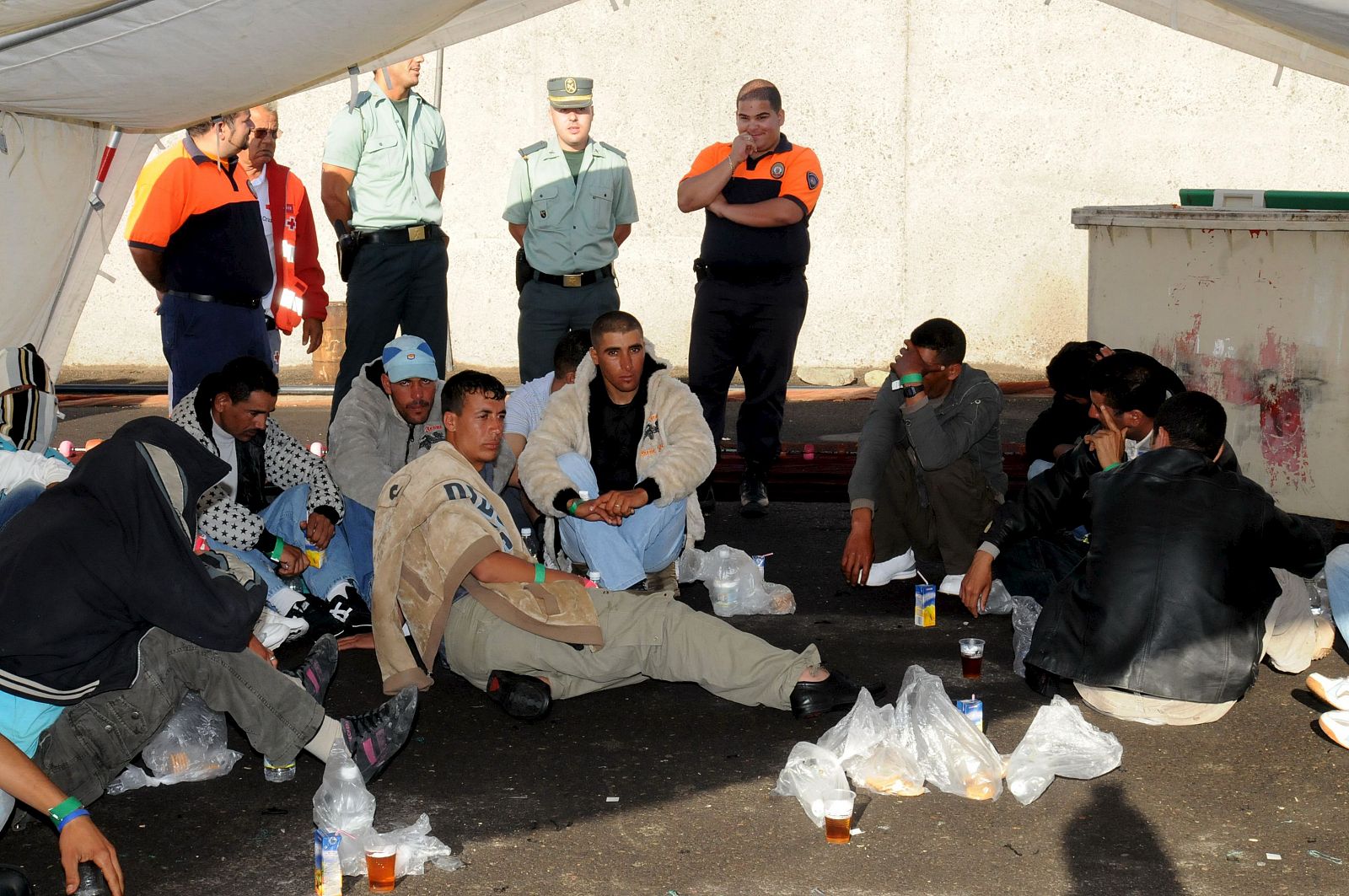 Algunos de los 29 inmigrantes irregulares son atendidos por personal de Cruz Roja