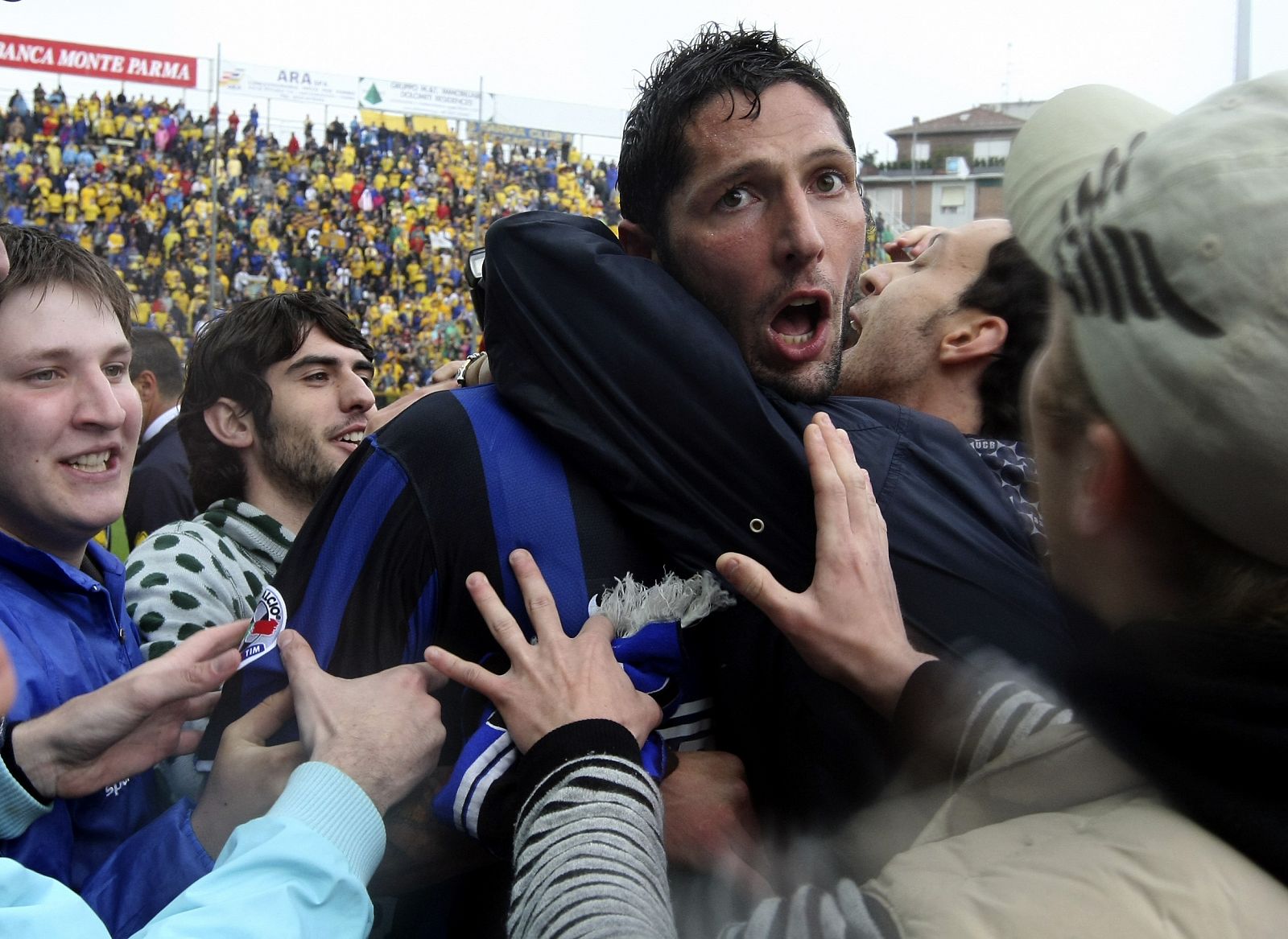 El jugador del Inter Marco Materazzi celebra el título tras ganar 2-0 al Parma.