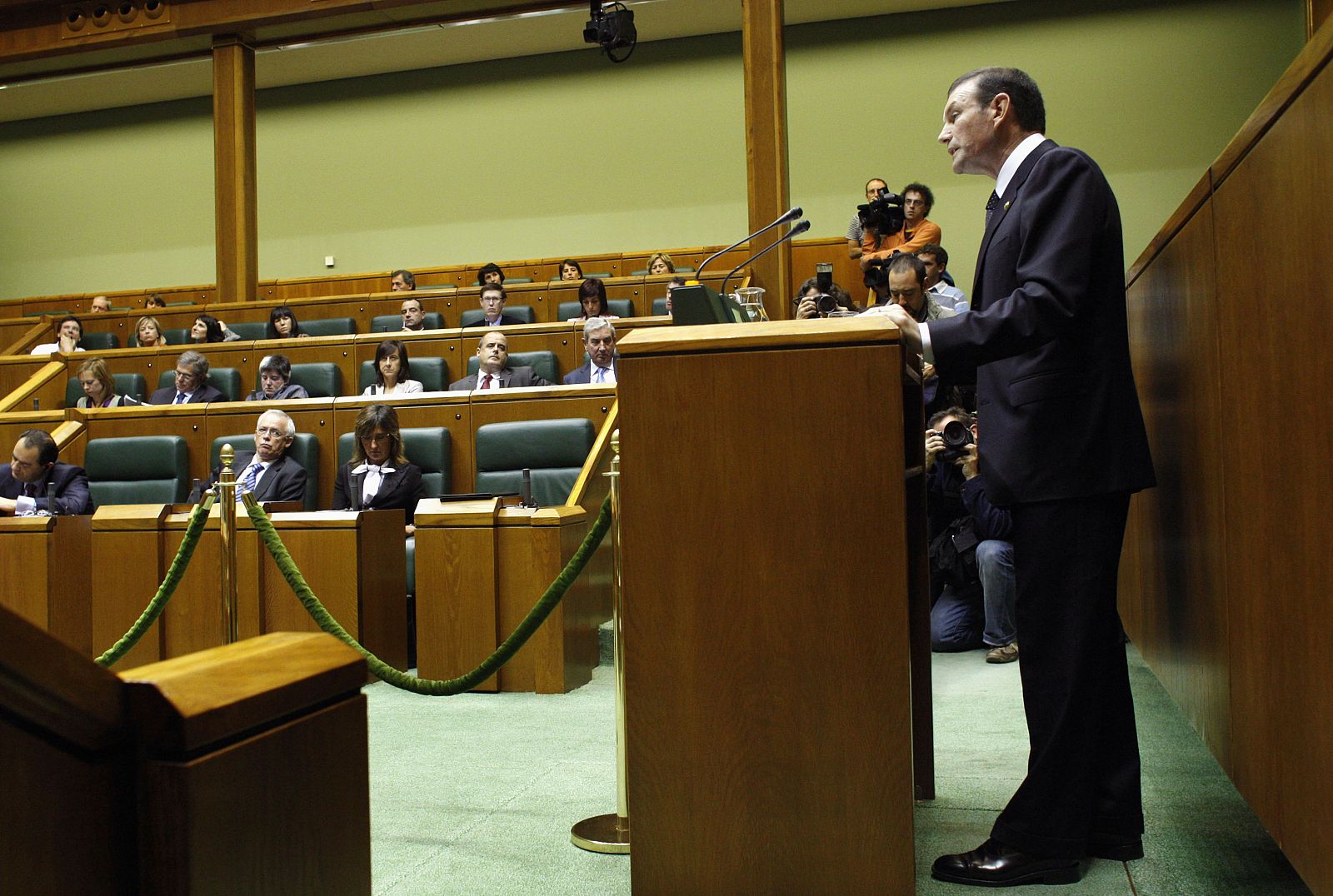 El lehendakari, Juan José Ibarretxe, durante su comparecencia en el Parlamento vasco, en Vitoria, para anunciar su calendario independentista.