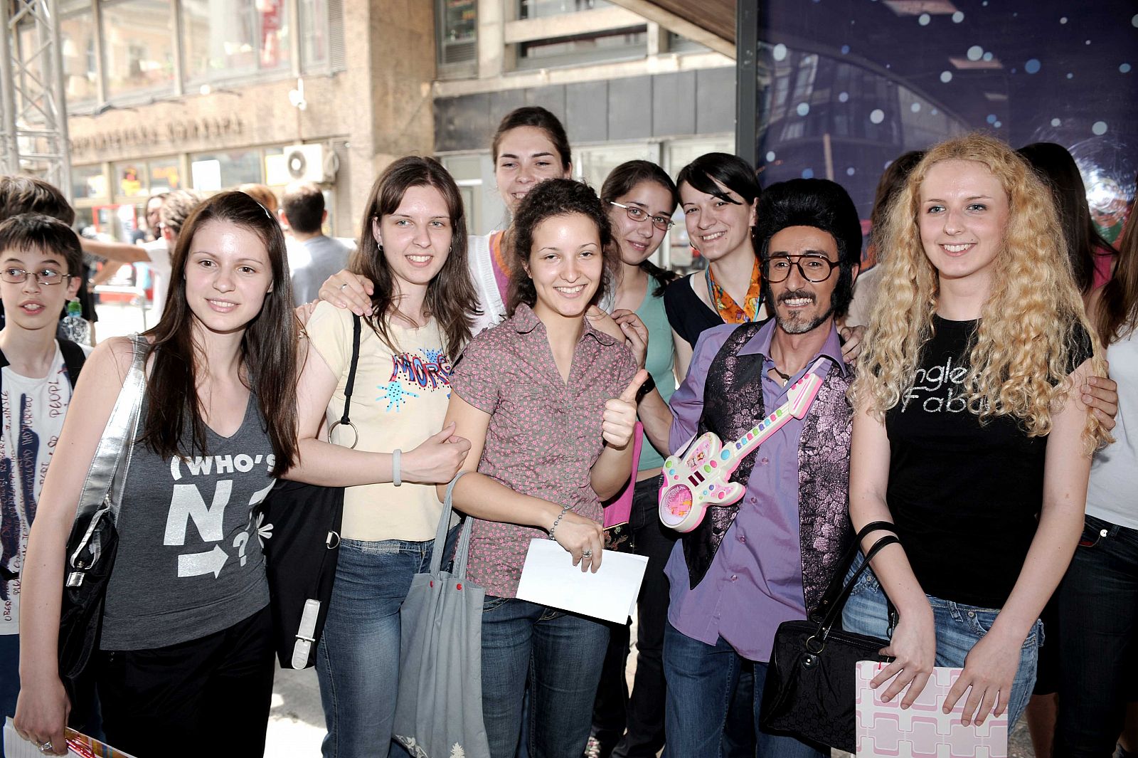 Rodolfo posa junto a unas fans en Belgrado