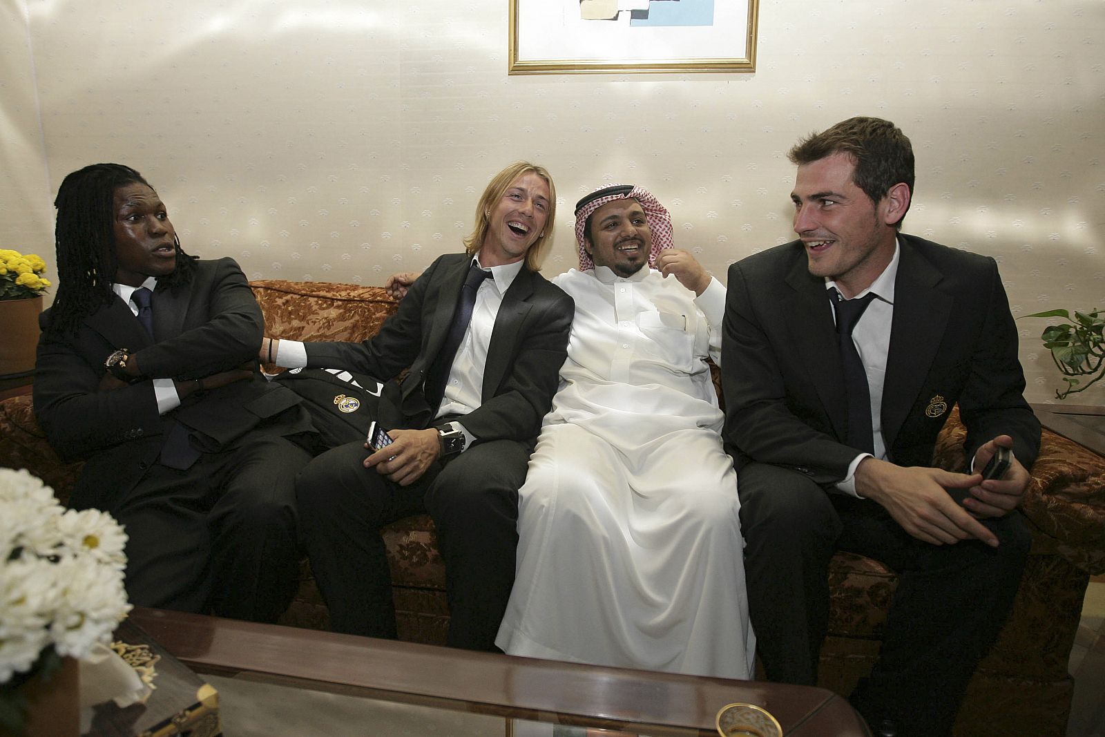 Guti y Casillas reciben a aficionados en su llegada al aeropuerto de Riad.