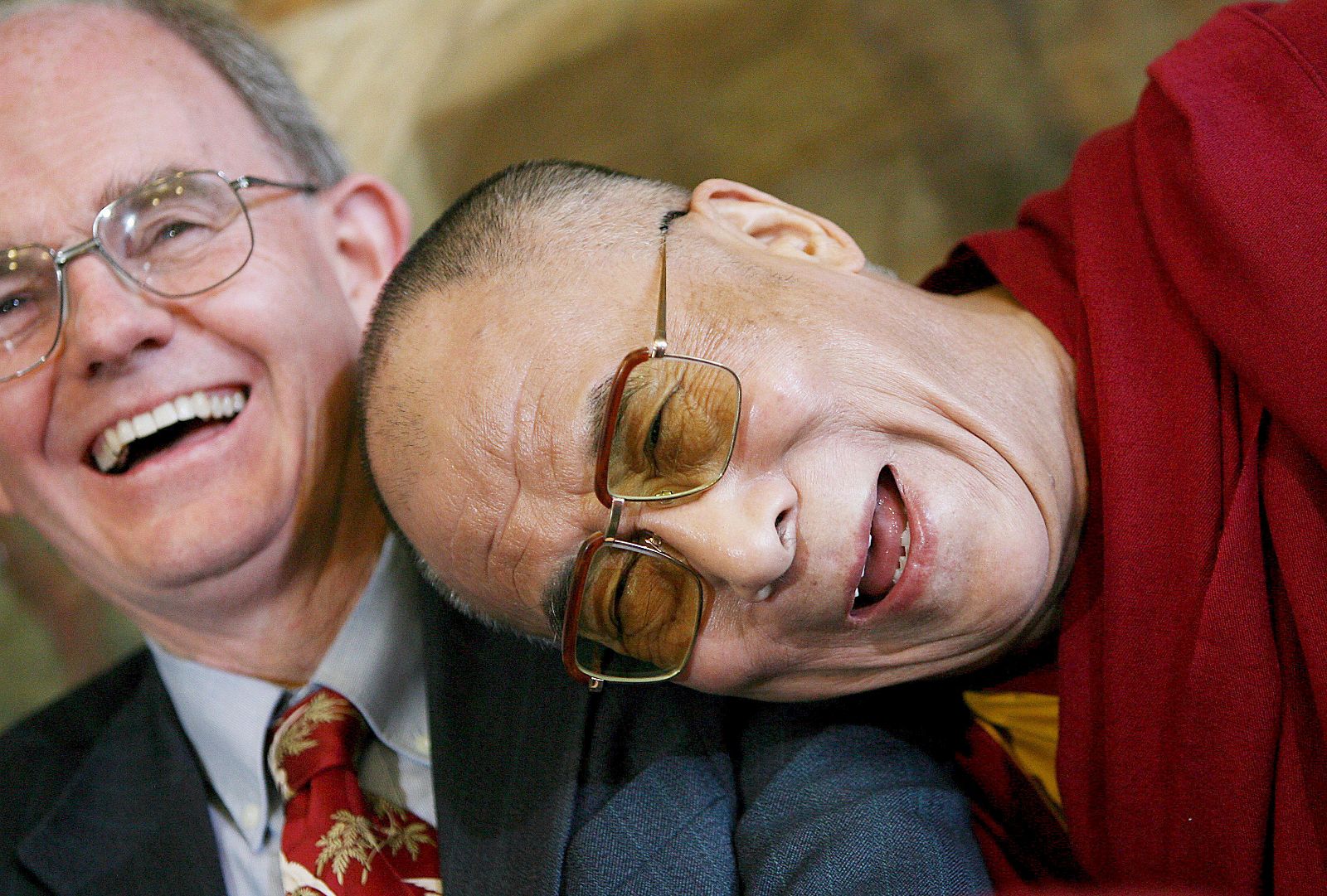 El Dalai Lama se ríe en el Parlamento británico.