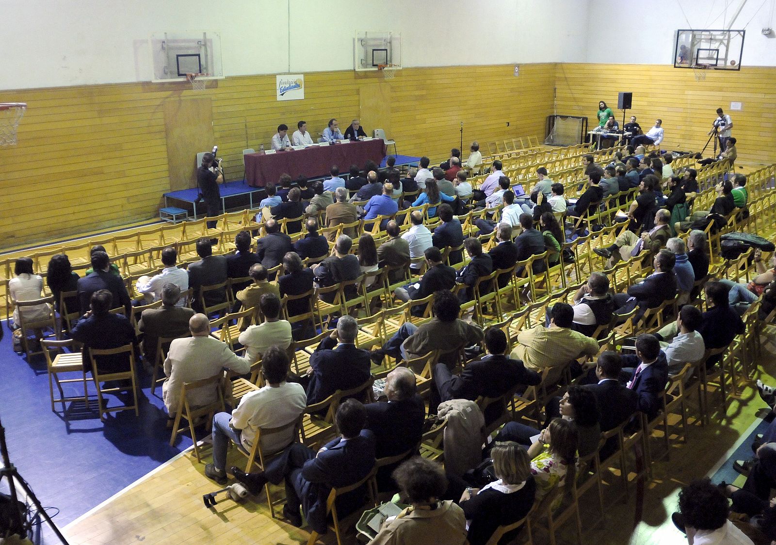 La Fundación Estudiantes celebra una Asamblea para informar a los socios de la comprometida relación con la dirección del club estudiantil.